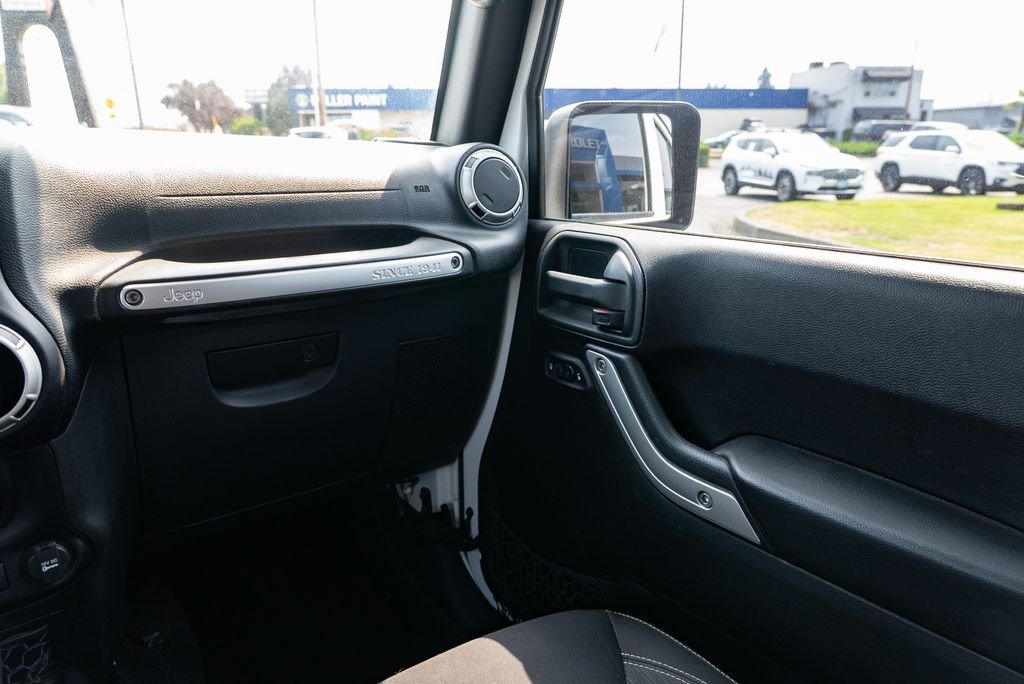 Used 2016 Bright White Clearcoat Jeep Unlimited Rubicon image 11