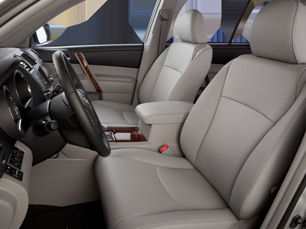 Used 2013 Classic Silver Metallic Toyota SE image 6