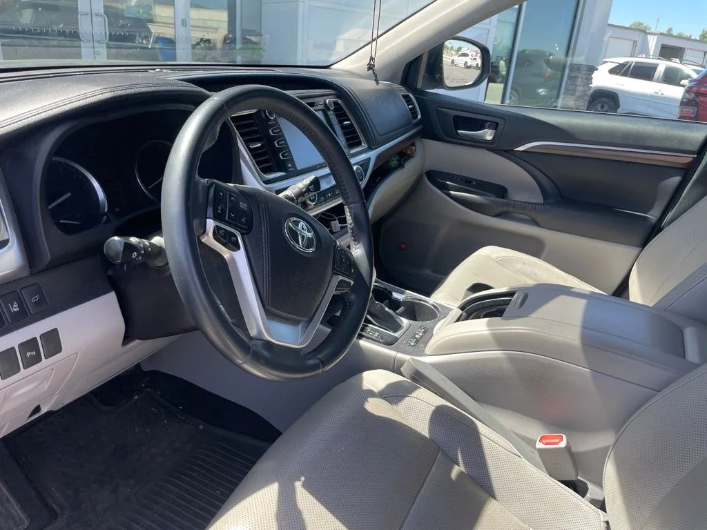 Used 2016 Jade Metallic Toyota Limited image 17