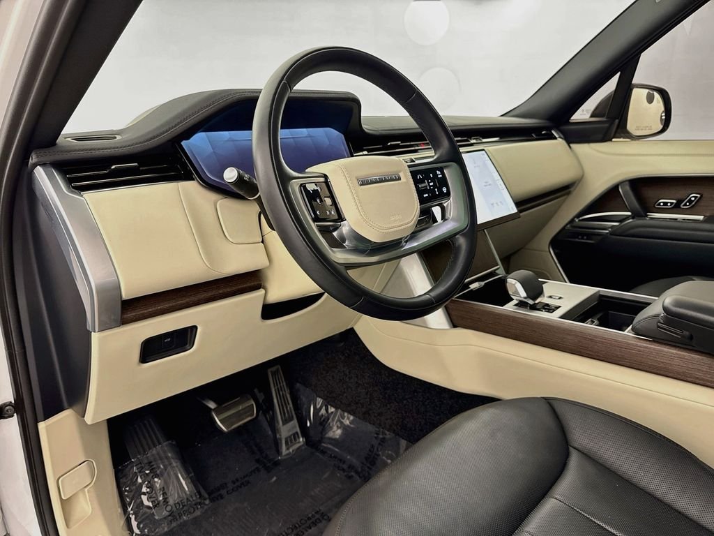 Used 2024 White Land Rover SE image 9