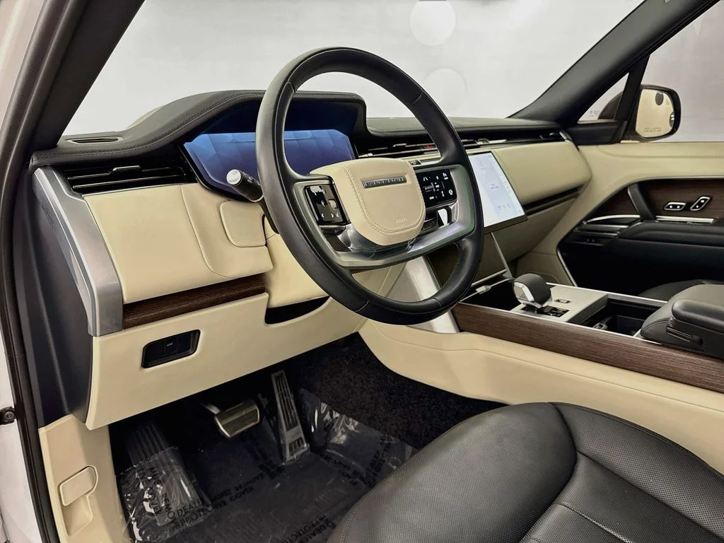 Used 2024 White Land Rover SE image 9