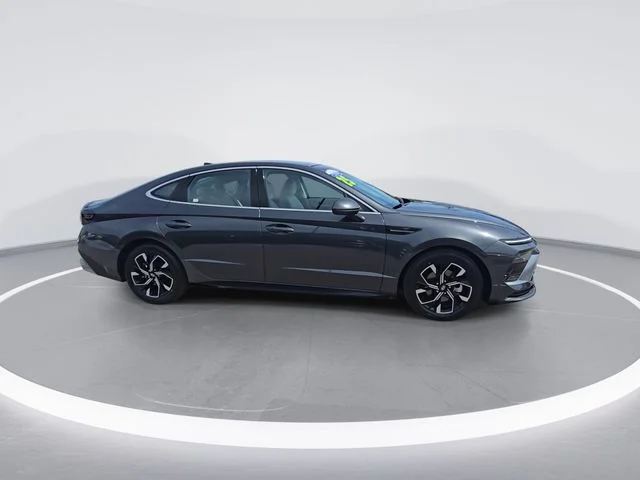 Used 2025 Gray Hyundai SEL image 9