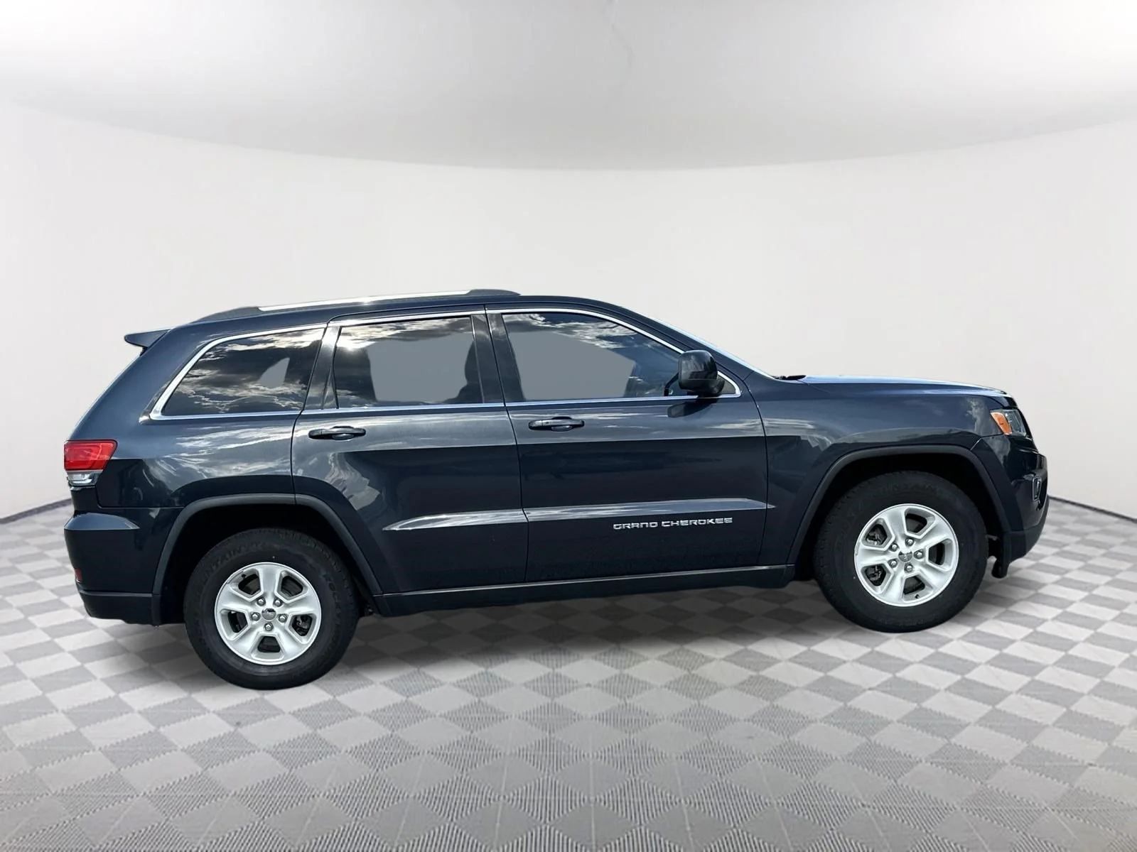 Used 2015 Maximum Steel Metallic Clear Coat Jeep Laredo image 4