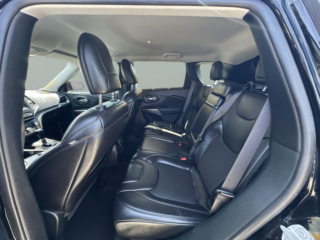 Used 2019 Black Jeep Latitude Plus image 23