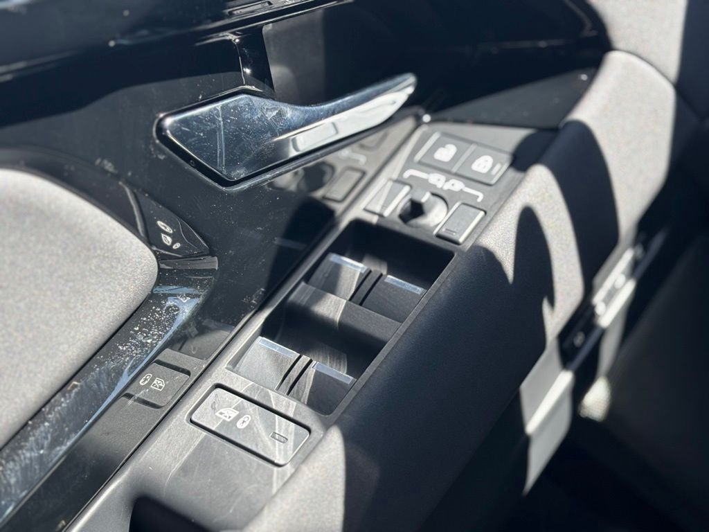 New 2026 Fuji White Land Rover Dynamic image 11
