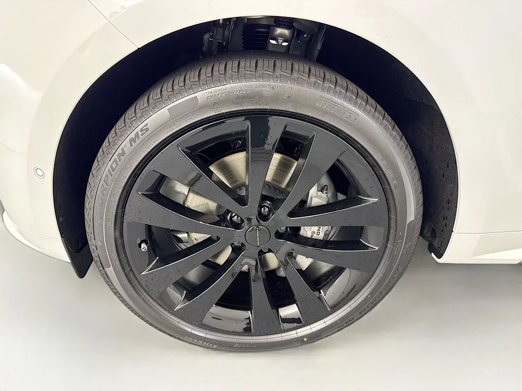 New 2026 Fuji White Land Rover Dynamic SE image 33