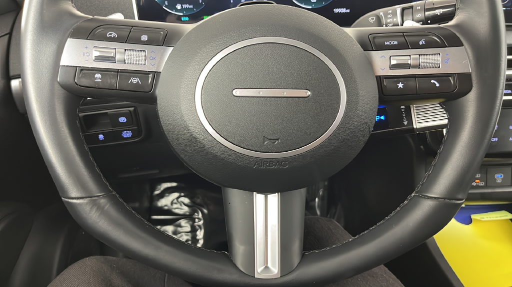 Used 2025 Beige Hyundai SEL Convenience image 23