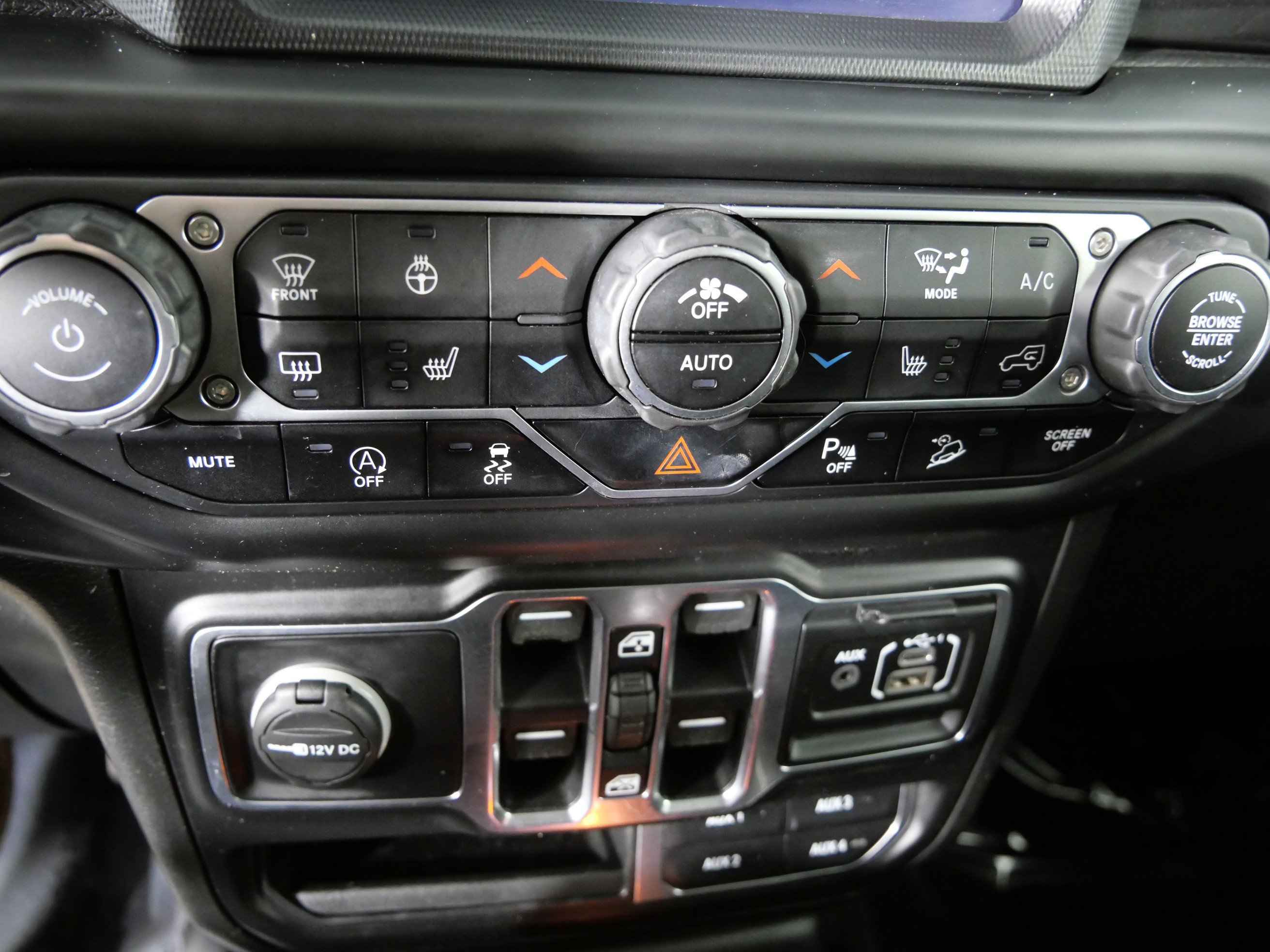 Used 2020 Black Clearcoat Jeep Sahara Altitude image 31