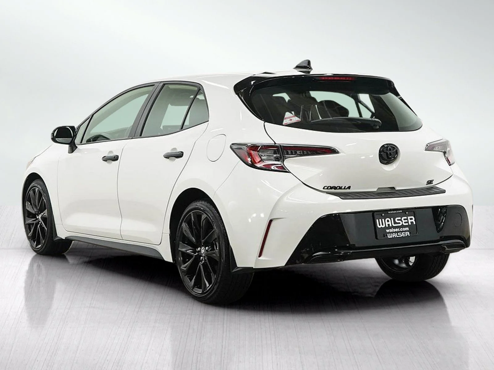 Used 2022  Toyota SE image 3