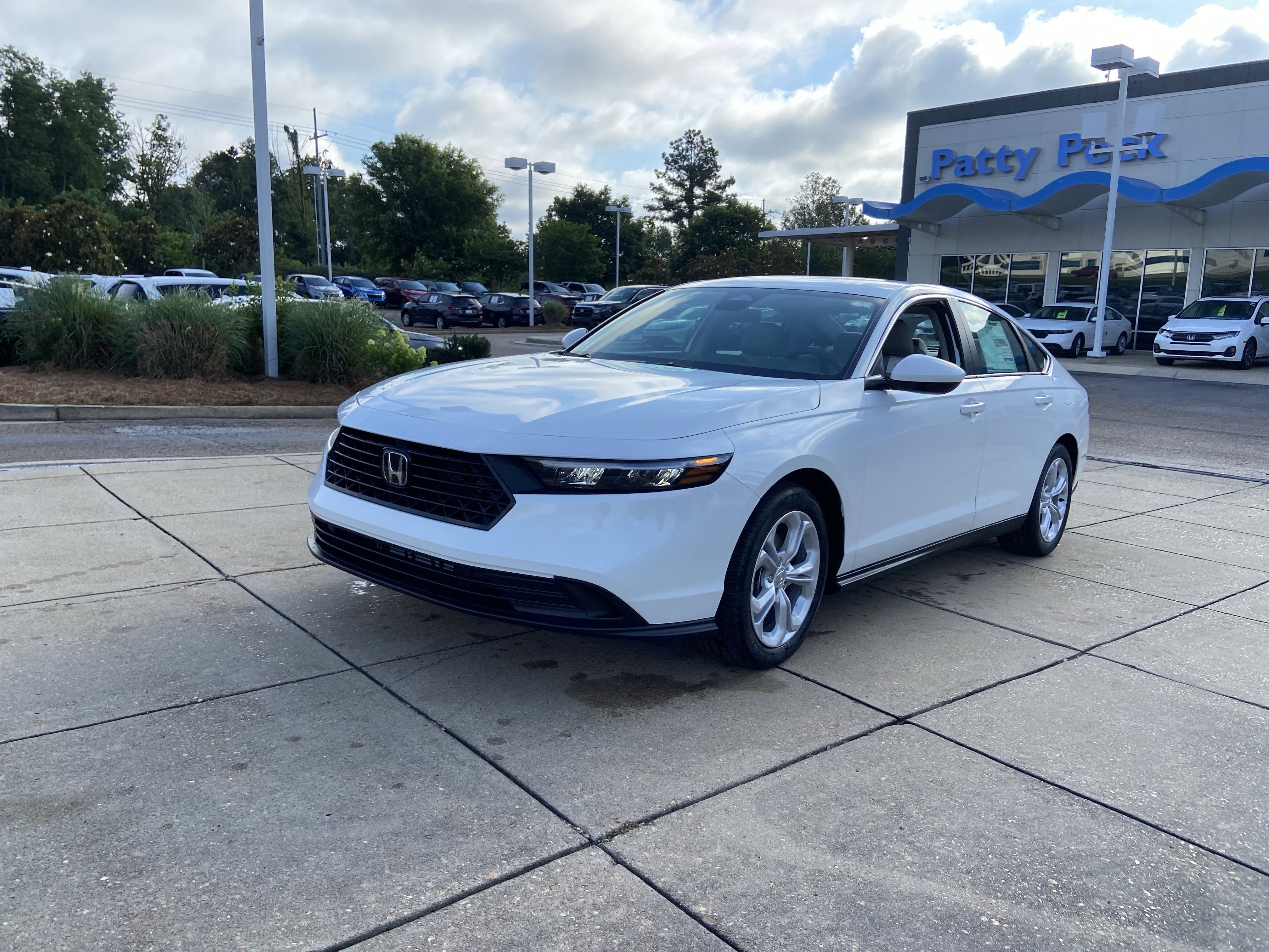 New 2026 Platinum White Pearl Honda LX image 4