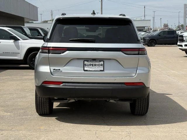 New 2026 Silver Zynith Exterior Paint Jeep Altitude image 4