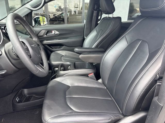 Used 2025 Black Chrysler Select image 4