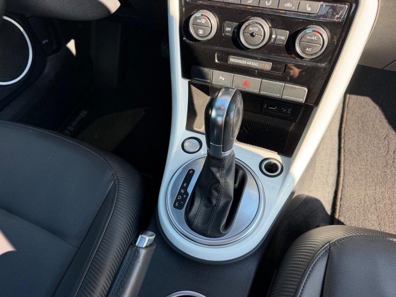 Used 2018 Pure White Volkswagen SE image 16