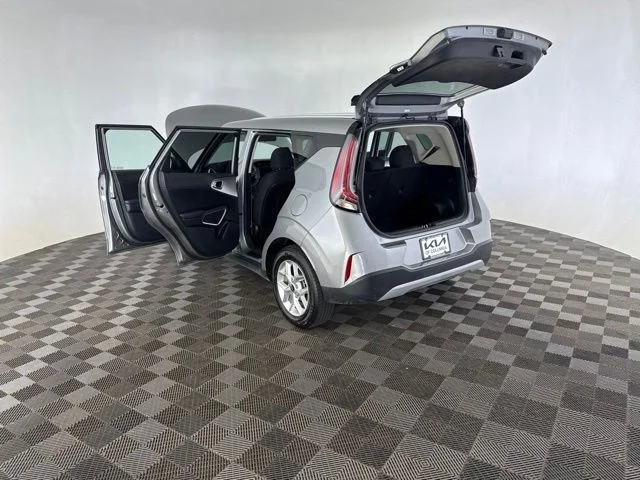 Used 2025  Kia LX image 18