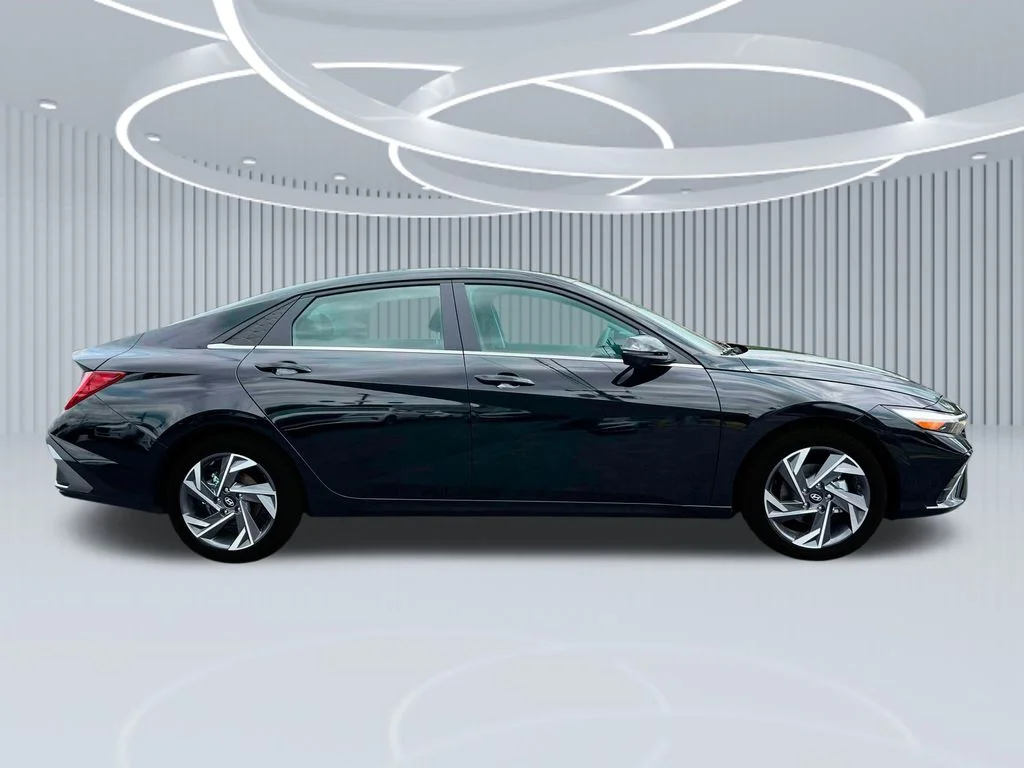 2025 Hyundai Elantra Limited - Photo 28