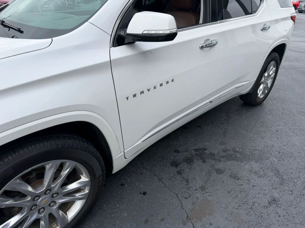 Used 2019 IRIDESCENT PEARL TRICOAT Chevrolet High Country image 3