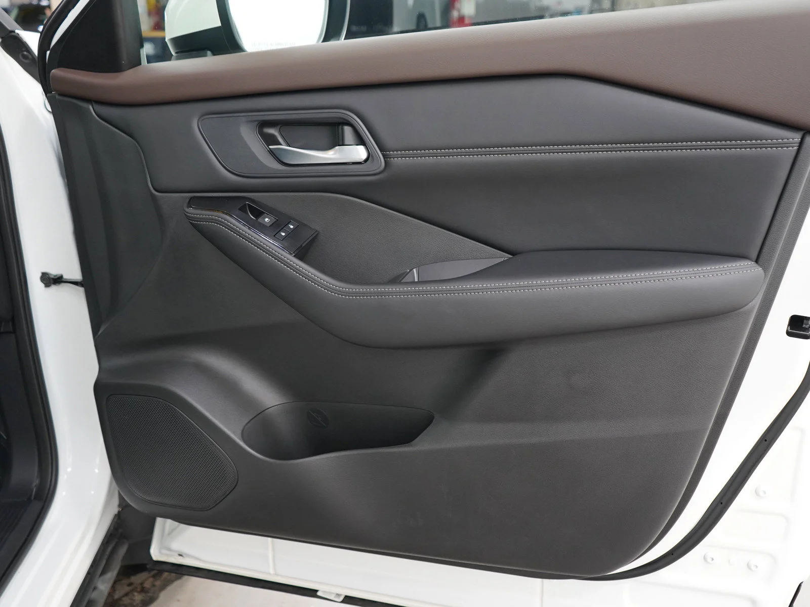 Used 2023 Pearl White Tricoat Nissan SV image 9