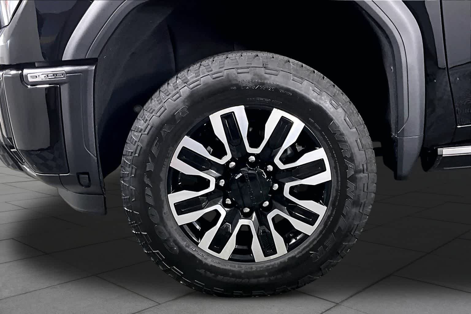 Used 2025 Onyx Black GMC Denali Ultimate image 11
