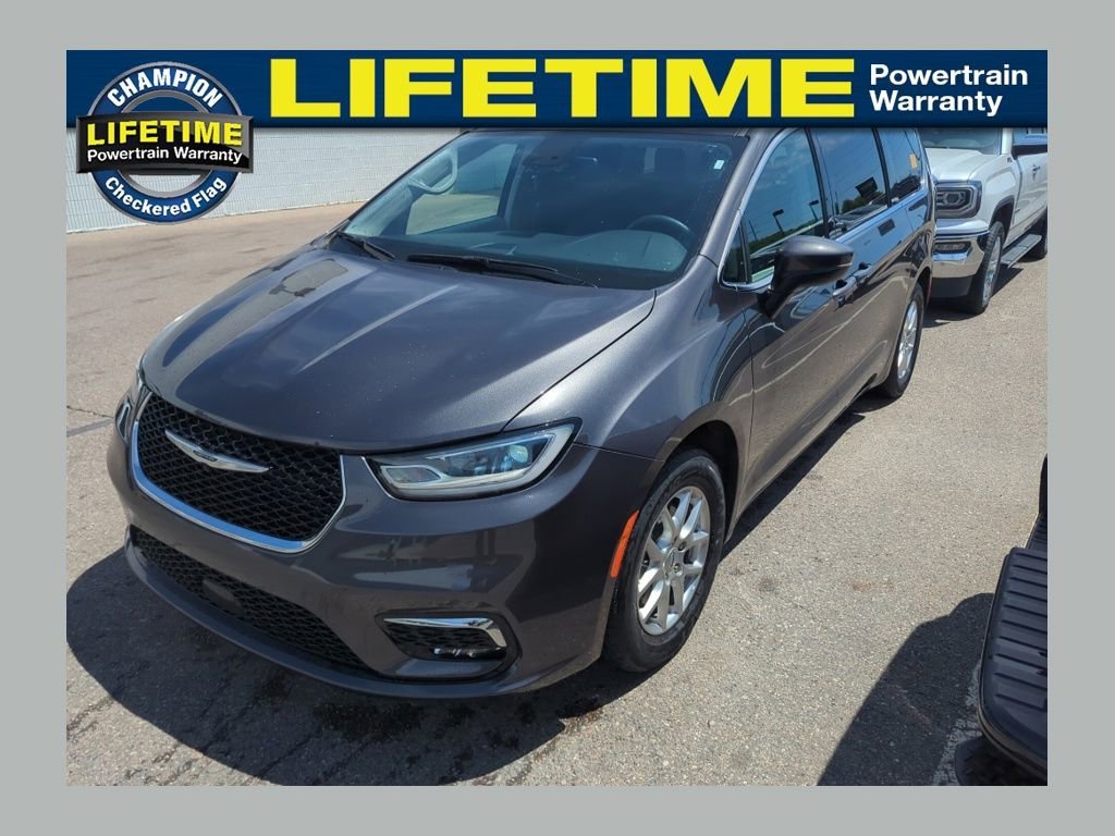 2023 Chrysler Pacifica Touring L's photo