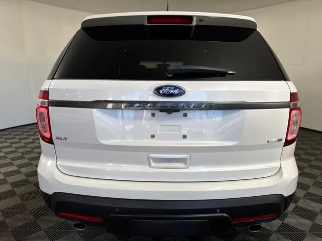 Used 2015 White Platinum Clearcoat Metallic Ford XLT image 24