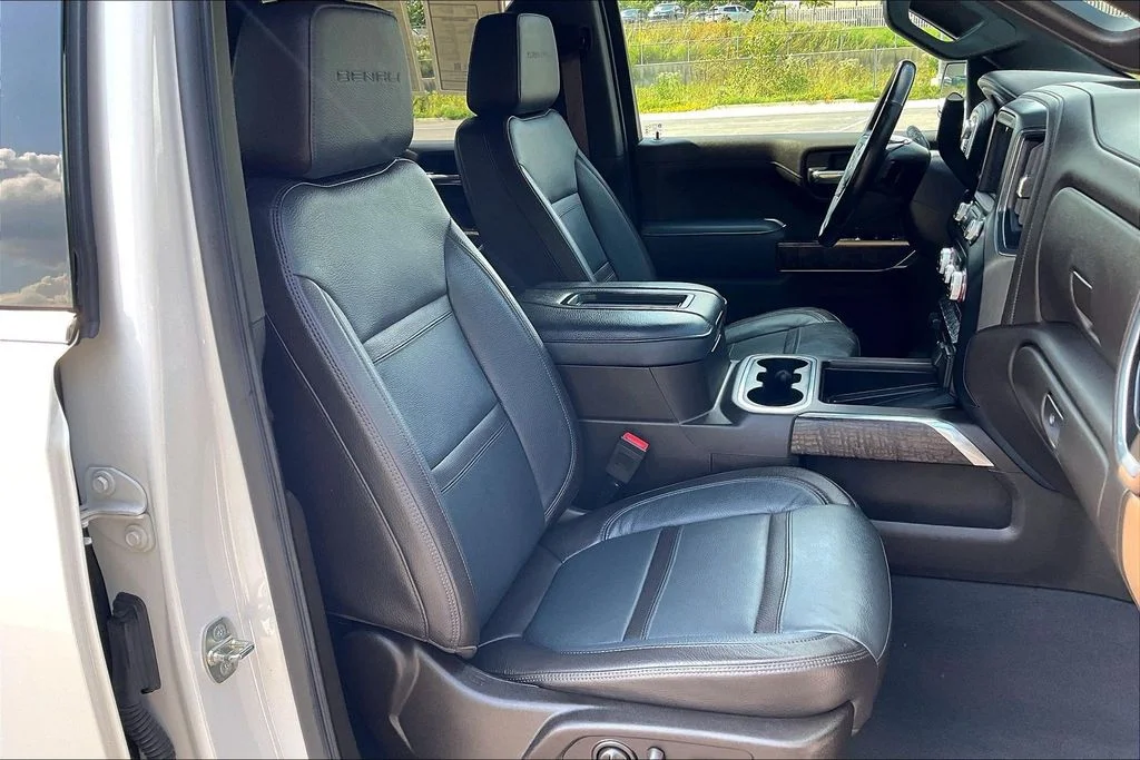 Used 2022 White Frost Tricoat GMC Denali image 7
