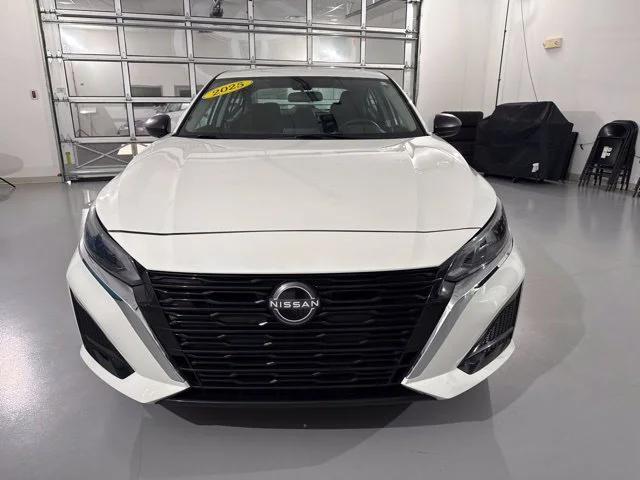 Used 2025 White Nissan 2.5 SV image 2