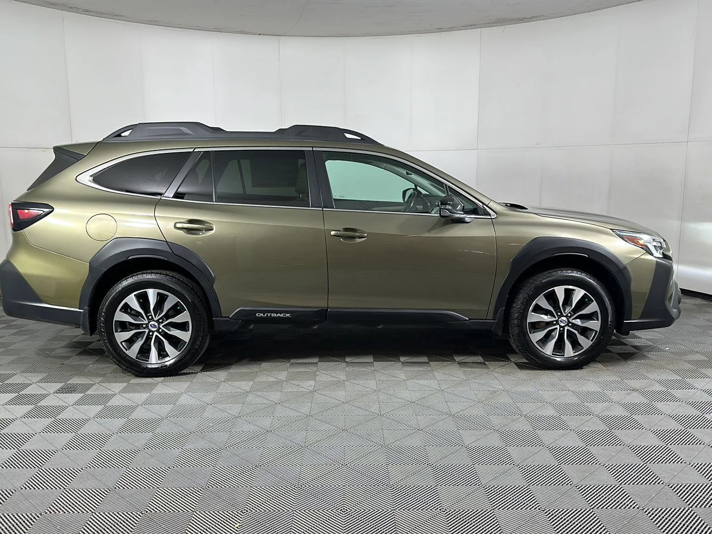 Used 2023 Autumn Green Metallic Subaru Limited image 10