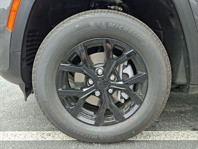 New 2026 Baltic Gray Metallic Clearcoat Jeep Laredo image 5