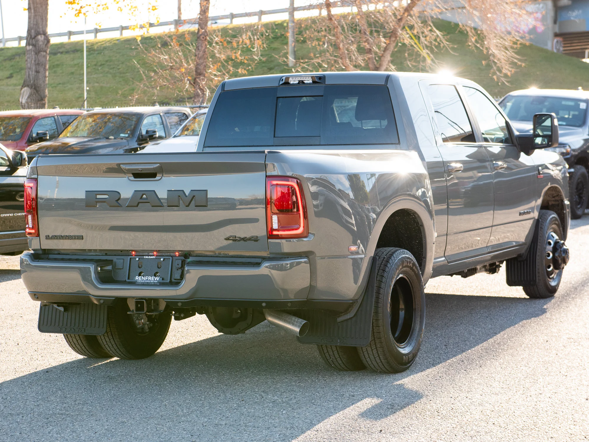 New 2027 Grey RAM Laramie Night* Mega Cab 4x4, Towing Tech Group, Rear Auto-Levelling Air Suspension image 8