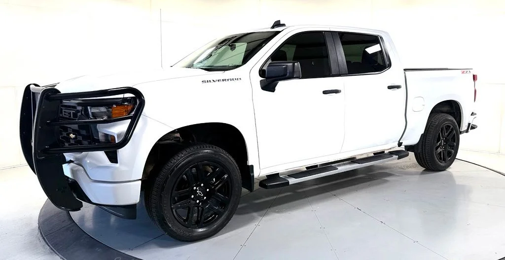 Used 2024 White Chevrolet Custom image 9
