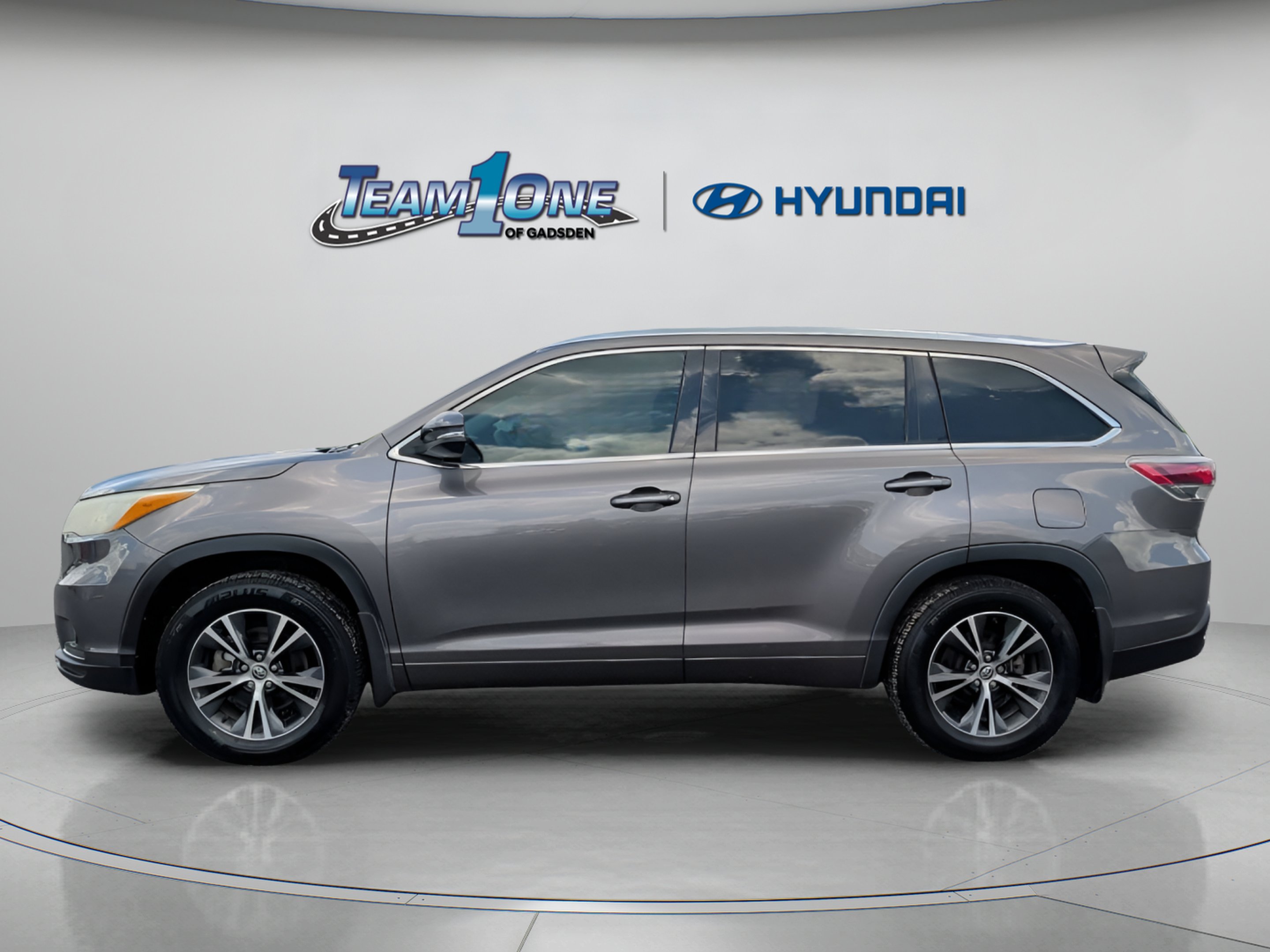 Used 2016 Predawn Gray Mica Toyota XLE image 5