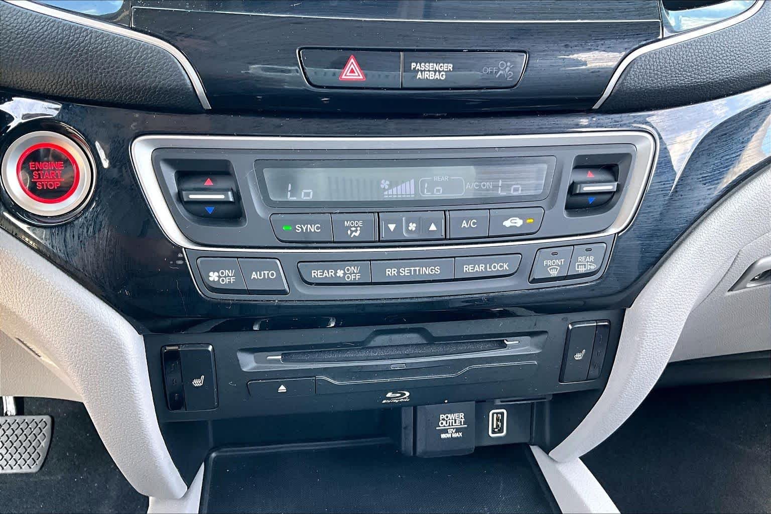 Used 2019 Lunar Silver Metallic Honda Touring 8-Passenger image 33