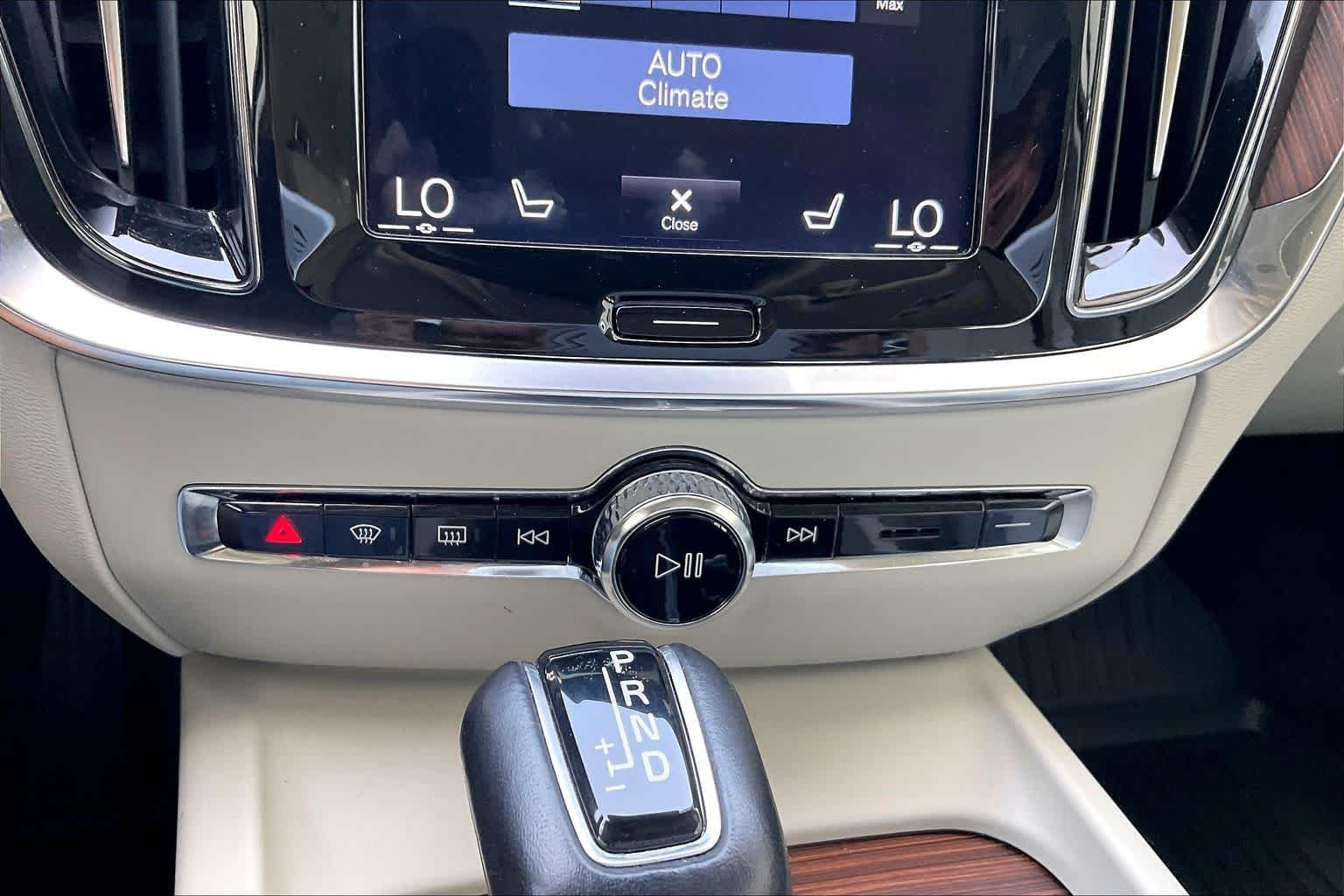 Used 2019 Denim Blue Metallic Volvo Momentum image 32