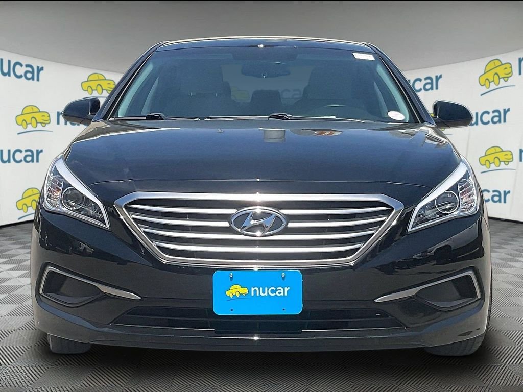 Used 2017 Black Hyundai SE image 2