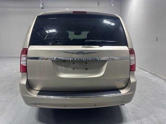 Used 2015 Beige Chrysler Limited image 7