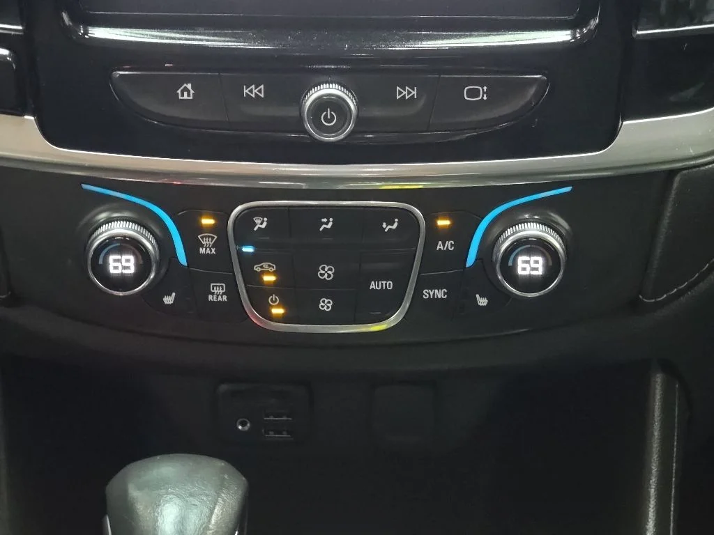 Used 2021 Iridescent Pearl Tricoat Chevrolet LT Leather image 23
