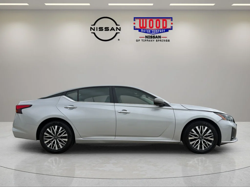 Used 2024 Brilliant Silver Nissan 2.5 SV image 3