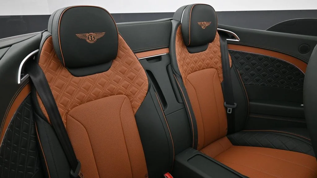 Used 2023 Green Bentley Azure image 13