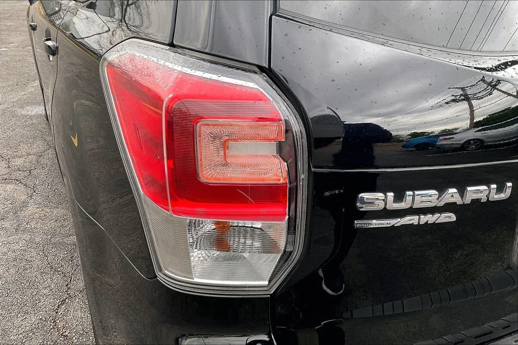 Used 2017 Black Subaru 2.5i Limited image 33