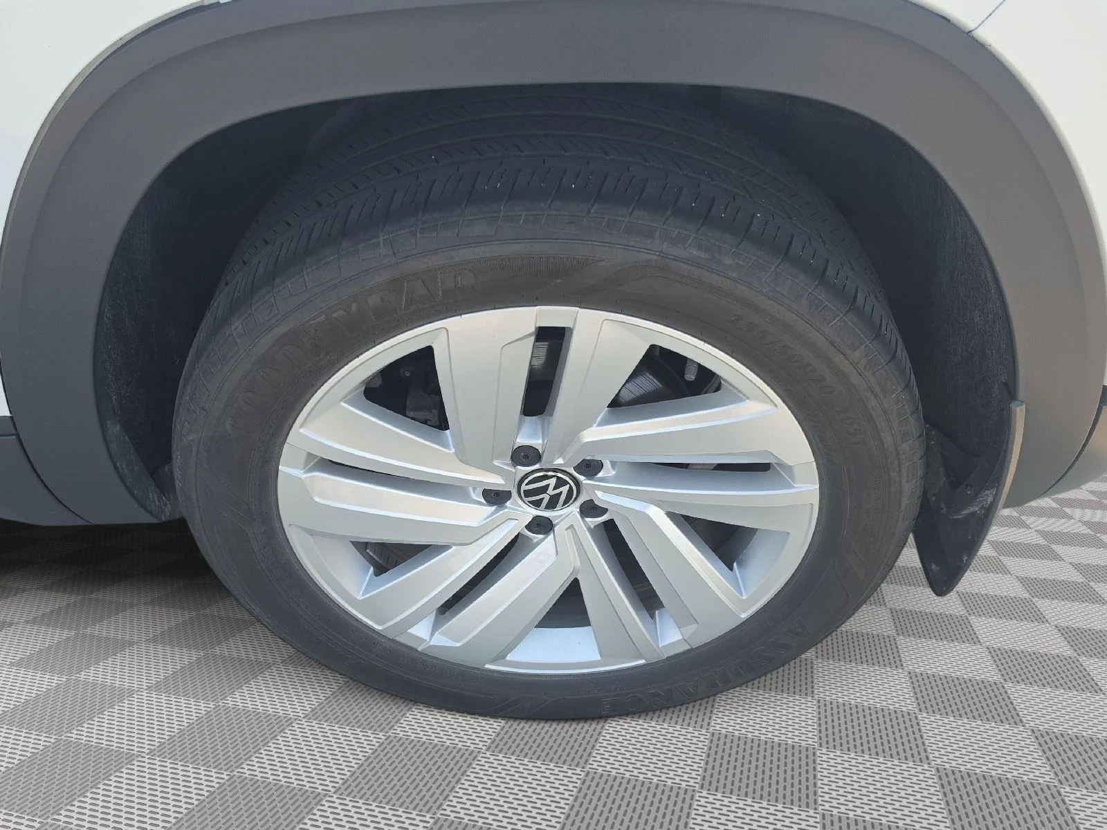 Used 2023 White Volkswagen 2.0T SE w/Technology image 22