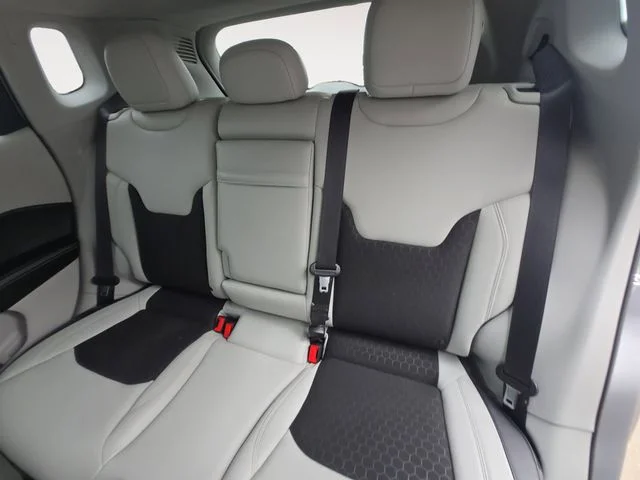 Used 2017 Silver Jeep Latitude image 13
