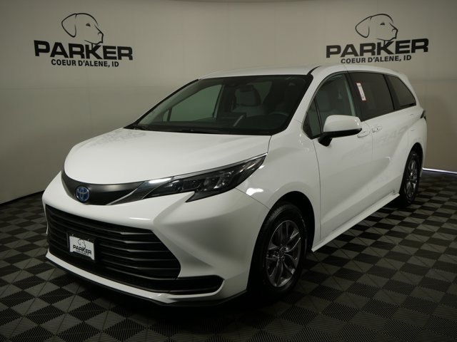 2025 Toyota Sienna LE 8-Passenger Hybrid FWD's photo