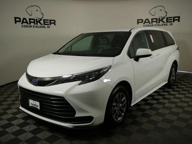 2025 Toyota Sienna LE 8-Passenger Hybrid FWD's photo