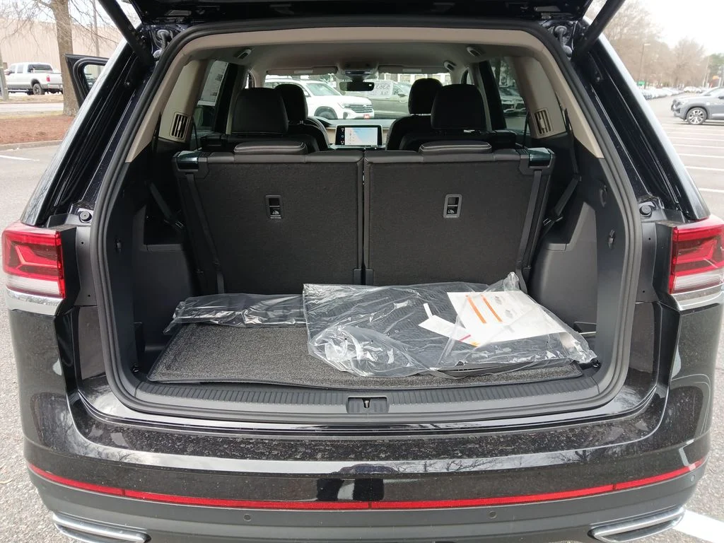 New 2026 Black Volkswagen 2.0T SE w/Technology image 21