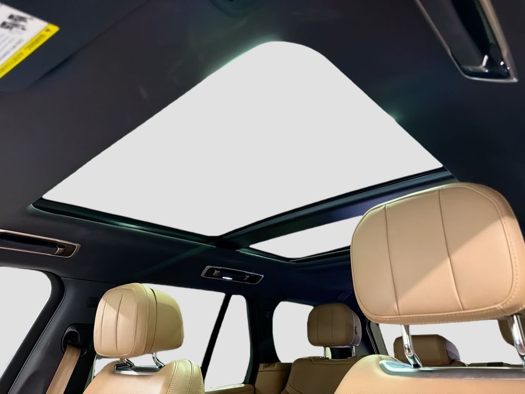 Used 2023 Green Land Rover SE image 22