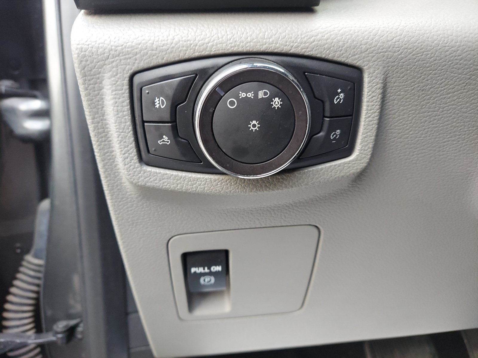 Used 2018 Magnetic Metallic Ford XL image 26