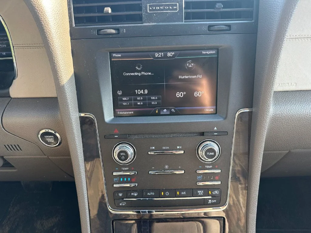 Used 2015 White Platinum Clearcoat Metallic Lincoln Base image 8