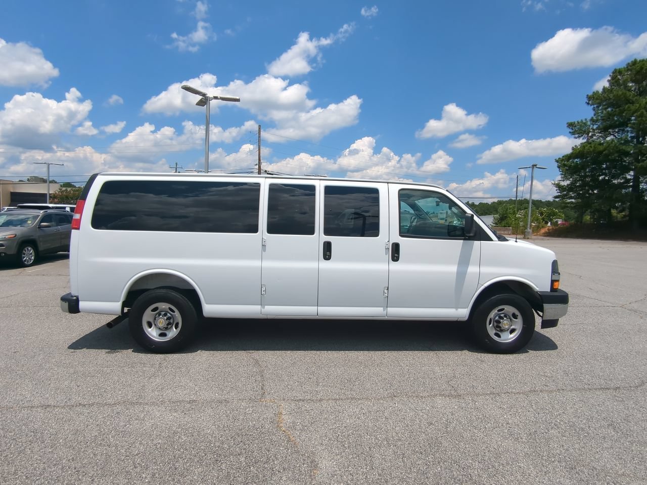 Used 2025 Summit White Chevrolet 1LT image 3