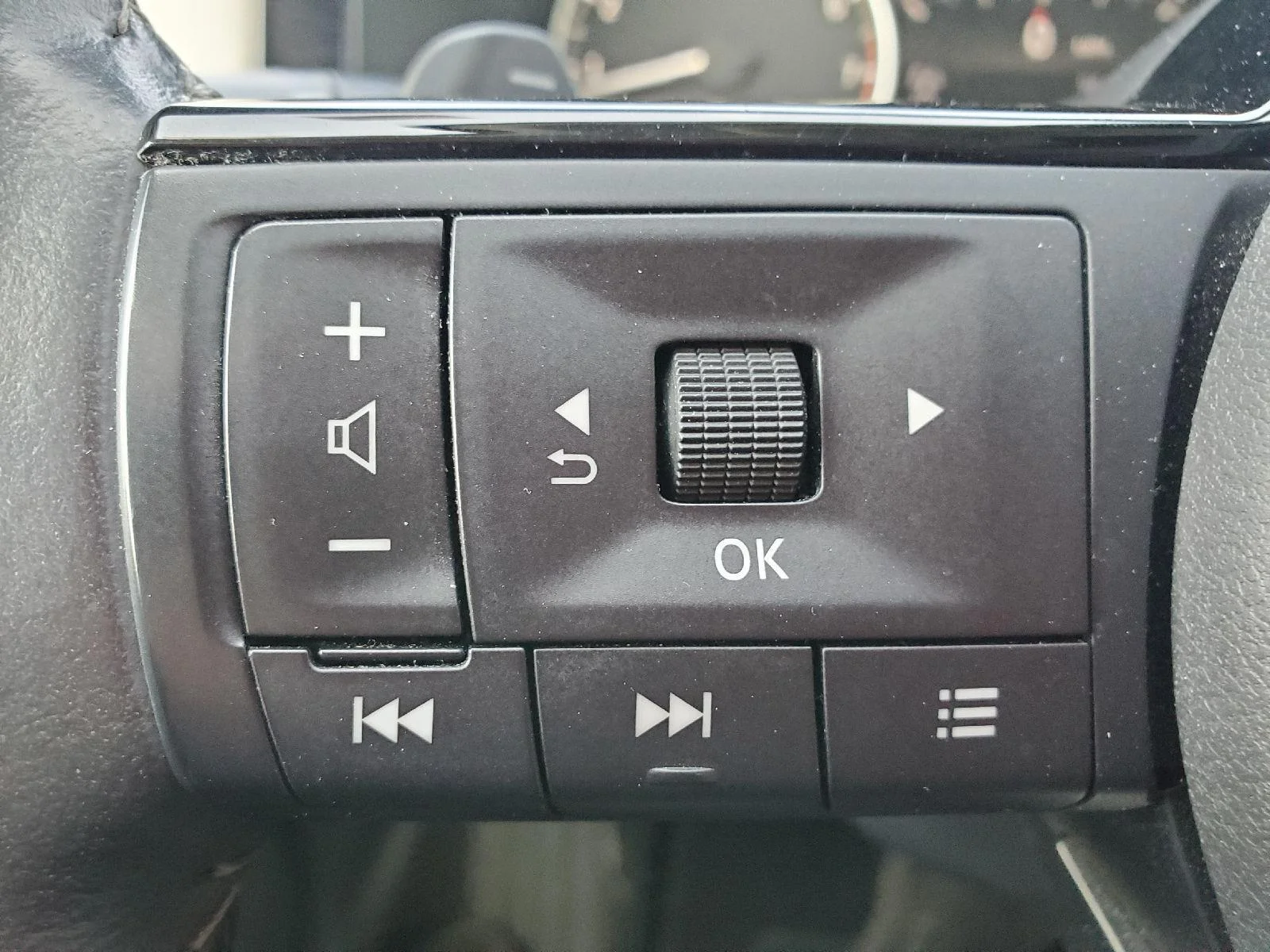 Used 2022 Pearl White Tricoat Nissan SL image 12