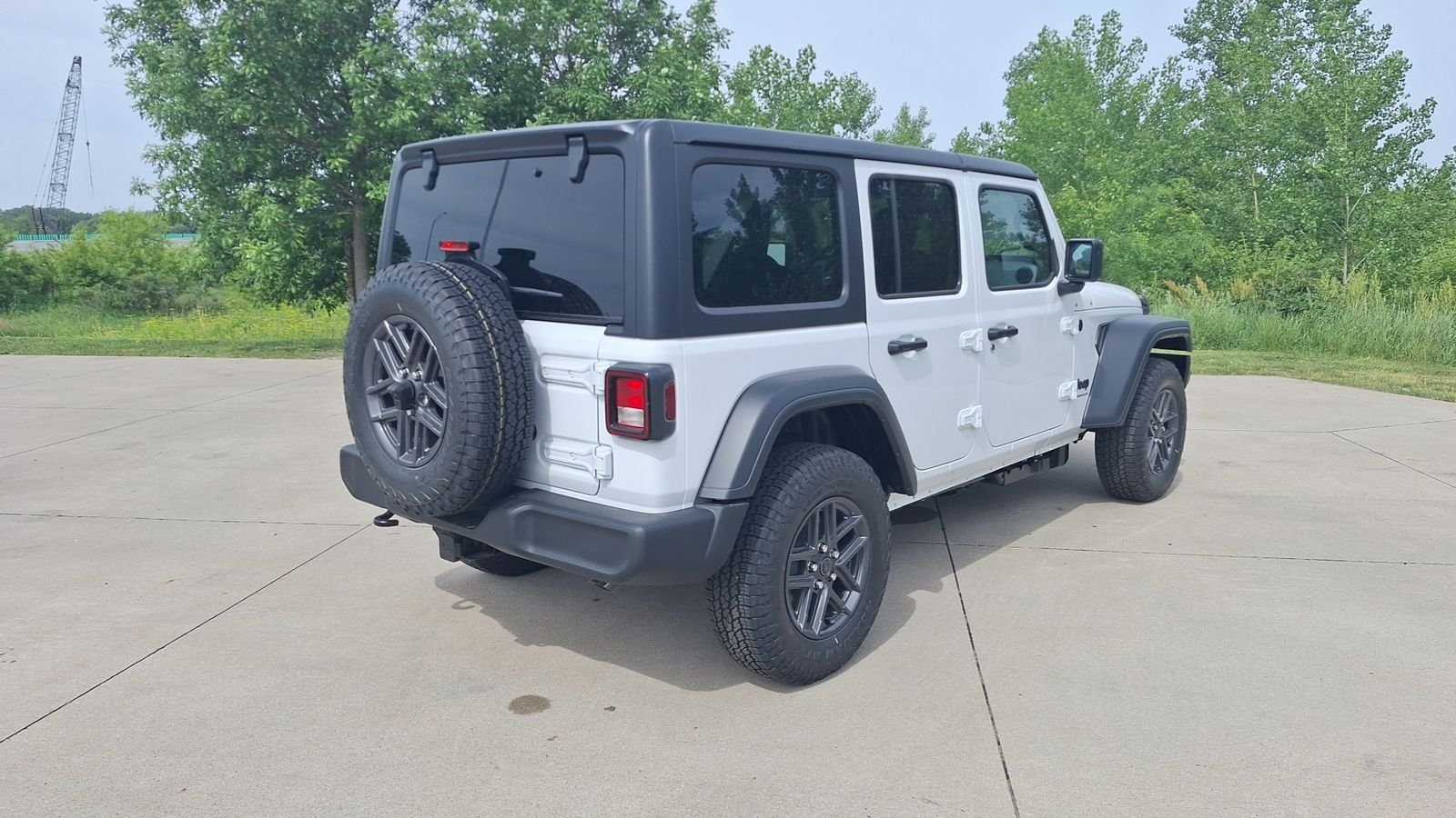 New 2026 Bright White Clear-Coat Exterior Paint Jeep Sport S image 3